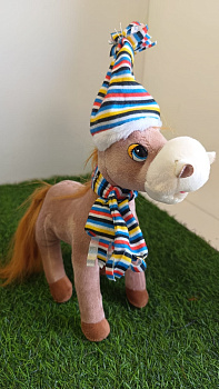 ММ.Лошадь 18см 1цв в колпаке с шарфом F43387