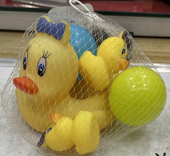 Набор пвх пищалки утка с утятами 15см звук в сетке F43708