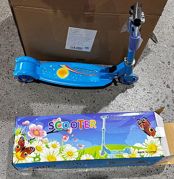 Самокат 3-х кол PVC сталь,склад,до 70кг,выс.руля 75см,свет, 4цв D40201